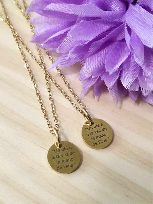 Collar "Un día a la vez de la mano de Dios".