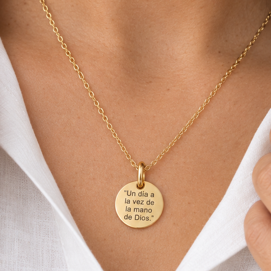 Collar "Un día a la vez de la mano de Dios".